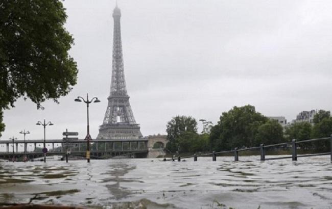 Після повені рівень води в паризькій Сені знижується