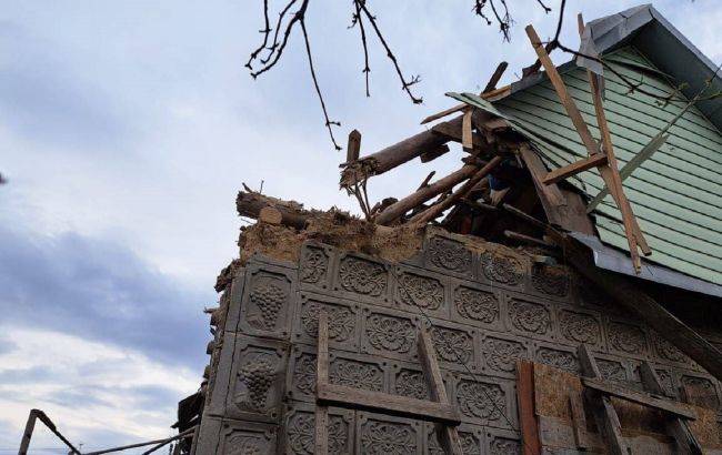 Внаслідок обстрілу Нікополя було пошкоджено приватні будинки та газопровід (фото)