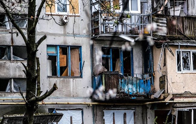 Жили под обстрелами. Полицейские эвакуировали из-под Донецка пятерых детей (фото)