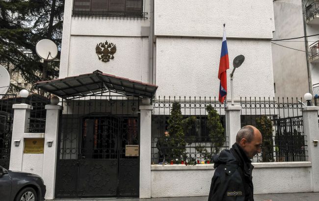 Шпигували, не виходячи з будівель. ЗМІ знайшли майже 200 антен на посольствах РФ в Європі