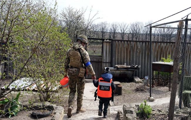 Жизнь под звуки взрывов. Полицейским удалось эвакуировать еще двоих детей из Авдеевки (видео)