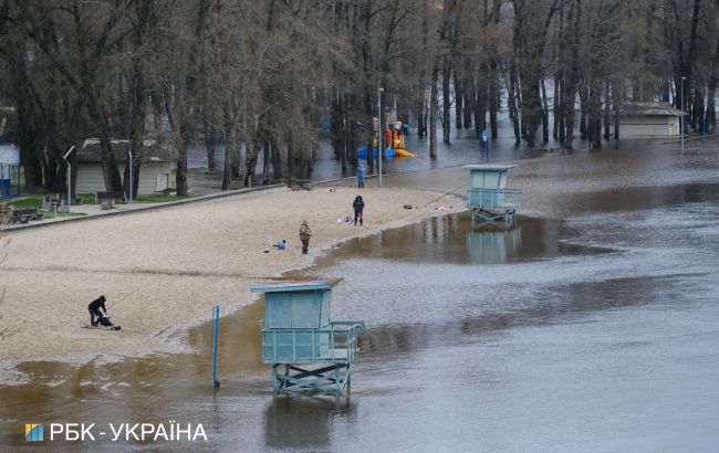 Паводок в Киеве. Вода отступает, на Левом берегу остаются подтопления