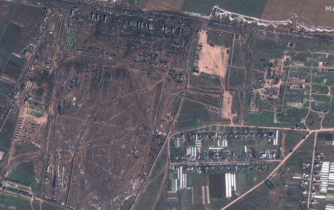 С военной базы на севере оккупированного Крыма увезли военную технику, - CNN