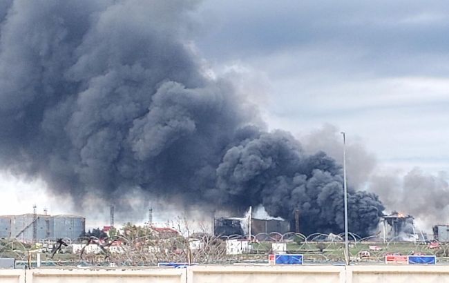 Будет гореть много часов: оккупационная администрация о пожаре на нефтебазе в Севастополе