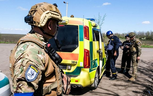 Выбрались из ада. Полицейским удалось эвакуировать еще 20 человек из Бахмута (видео)