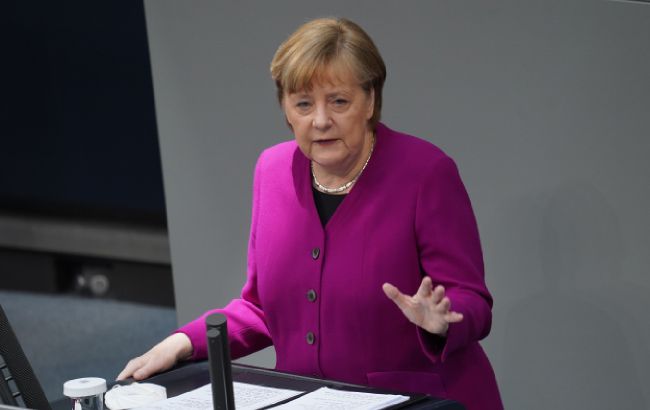 Меркель оправдала дружеские отношения с РФ и заговорила о необходимости переговоров
