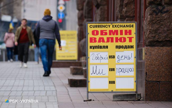 Спрос на валюту упал: украинцы сократили покупку долларов в банках в два раза