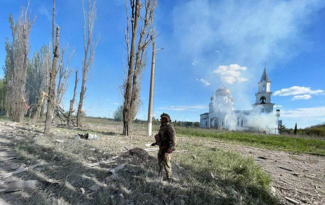 Спасают под постоянными обстрелами. Полицейские эвакуировали раненую женщину из Авдеевки (видео)