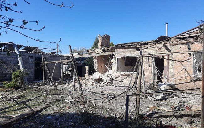 Оккупанты обстреляли Никополь: разрушены частные дома, ранен один человек