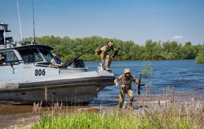Захисники півночі України провели тренування з висадкою річкового десанту (відео)