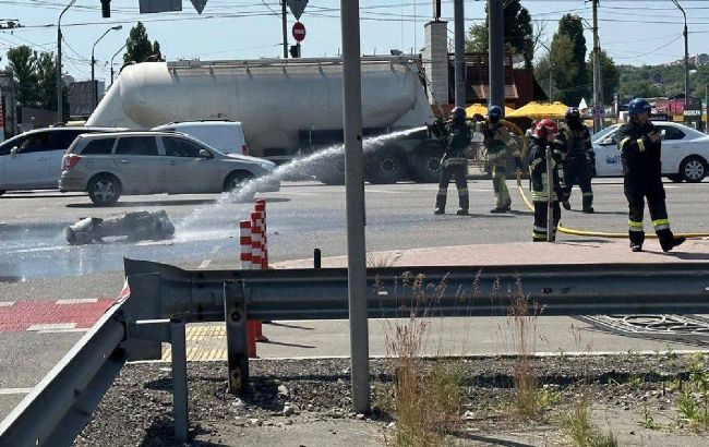 В Киеве обломки сбитой ракеты упали на дорогу