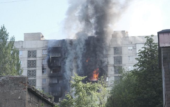Россияне обстреляли многоэтажки в Торецке: начался пожар, один человек погиб