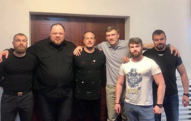 Стефанчук зустрівся зі звільненими захисниками Маріуполя у Туреччині