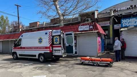 Оккупанты обстреляли подтопленный Херсон: пострадали волонтеры