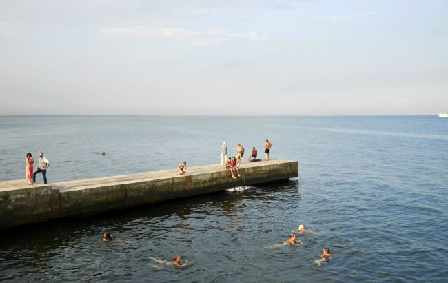 Небезпечно для здоров'я. В Одеській області заборонили купатися та рибалити у морі