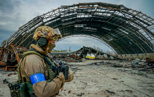 Защита аэропорта в Гостомеле. Боец ГУР раскрыл неизвестные детали боев (видео)