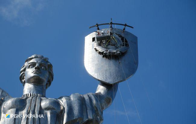 З монумента "Батьківщина-мати" демонтують радянський герб: фото, відео