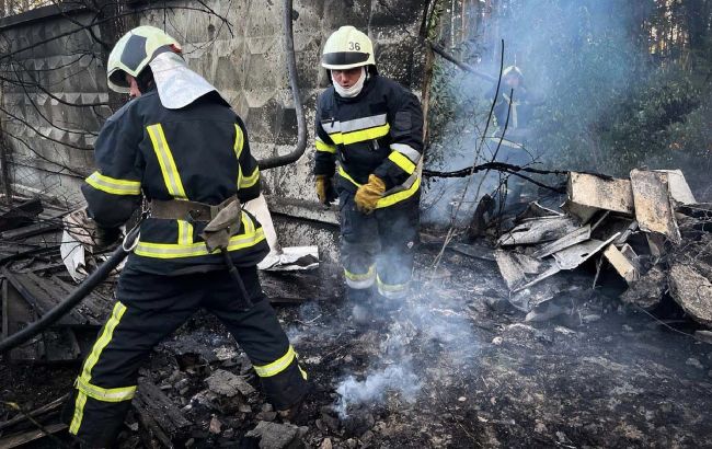Пожары, разрушения и жертва. Что известно о последствиях ночной атаки на Украину