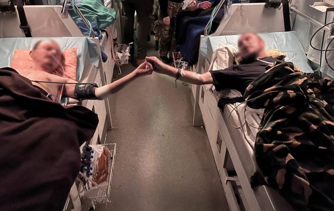 Побратимы думали, что оба погибли, но неожиданно встретились в госпитале: трогательное фото