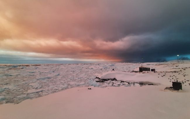 Украинские полярники показали сказочный рассвет в Антарктиде: невероятные фото