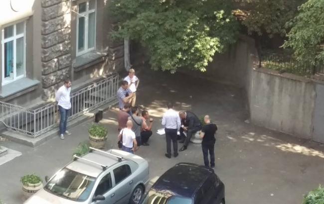 В Киеве возле АП задержали чиновника на взятке в 30 тыс. долларов