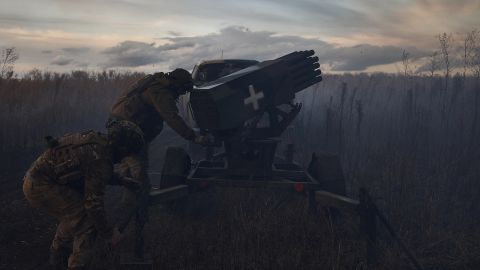 На Майдане в Киеве активисты начали устанавливать палатки