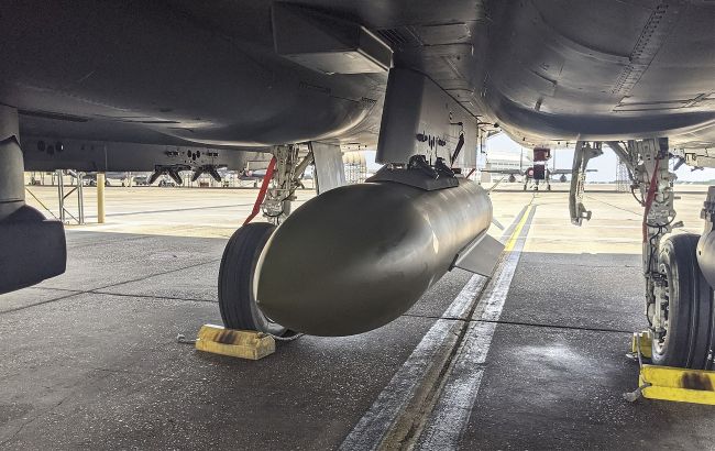 Пробивают метры бетона. США впервые применили против Ирана новейшие противобункерные бомбы