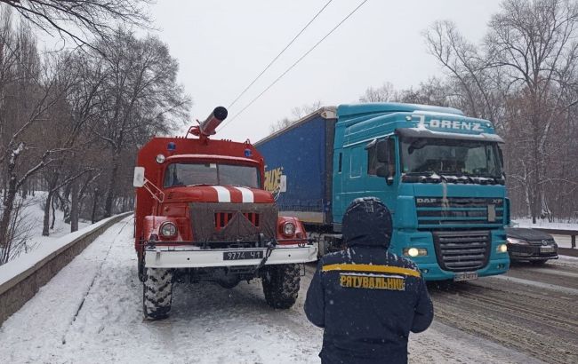 Запад Украины накрыли снегопады: произошли отключения света