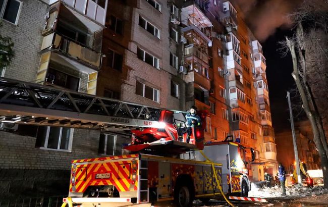 Удар по Днепру. В ГСЧС показали, как проходит спасательная операция (видео)