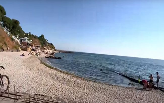 В Одесі люди купаються на замінованих пляжах, незважаючи на заборону (відео)