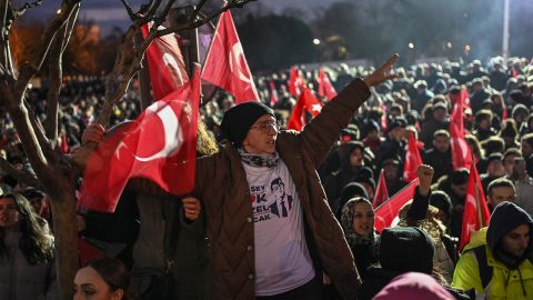 В Турции задержали более 300 человек на протестах против ареста соперника Эрдогана