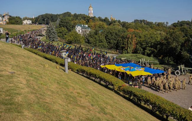 "Тень" на улицах городов: молодежь чествует разведчиков и приглашает в сообщество