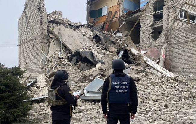 Оккупанты разбомбили школу в Изюме, есть пострадавший (фото)