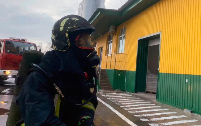 У Каневі спалахнула потужна пожежа на заводі (відео)