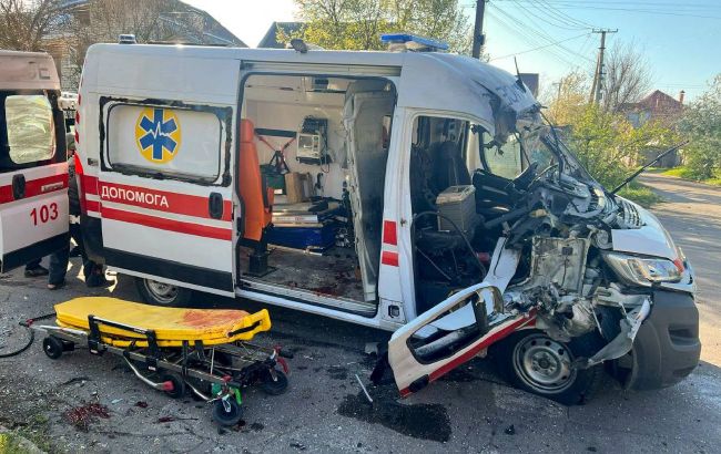 В Херсоне россияне атаковали "скорую": ранены медик и водитель
