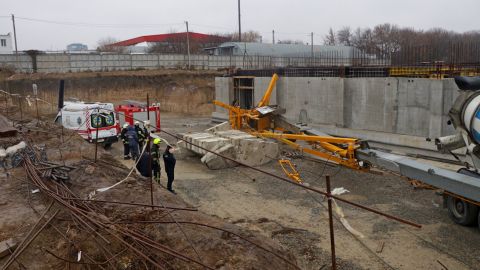 У Дніпрі будівельний кран впав на автобетонозмішувач, є загиблий