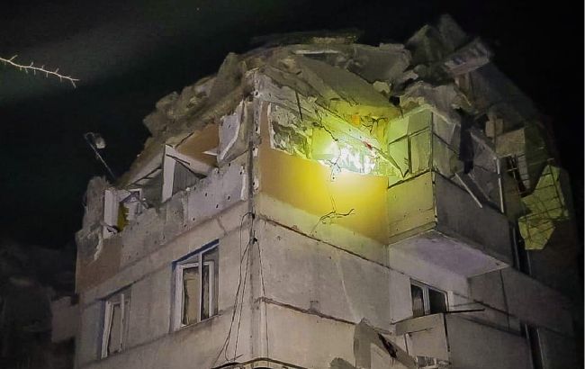 Россия сбросила авиабомбу на многоэтажку в Купянске, есть жертва (фото)