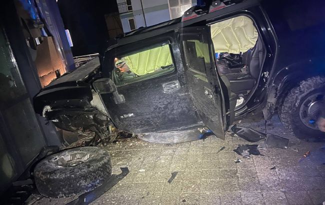 Під Києвом Hummer врізався у будинок: водій був п'яним, є постраждалі
