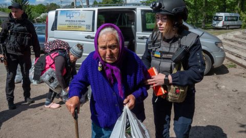 В Константиновке полицейские вытащили из поврежденного дома пожилых супругов (видео)