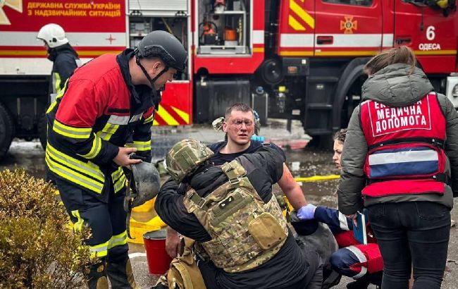 Удар по Одесі: травмовано 20 осіб, пʼятеро з них - рятувальники, ще один загинув