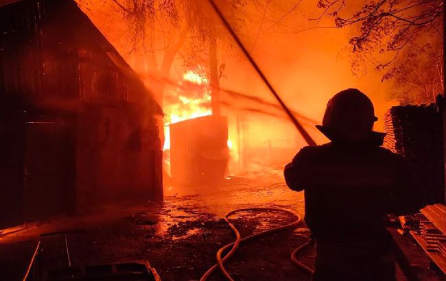 В Николаеве вспыхнул масштабный пожар, горело предприятие (фото последствий)