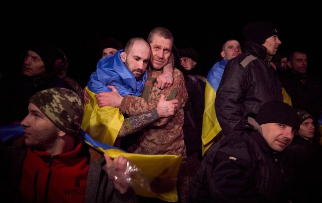 Боронили Маріуполь та "Азовсталь". Україна повернула з полону 230 військових