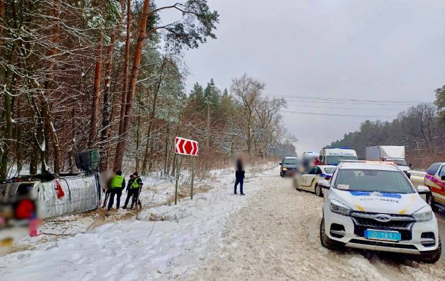 Під Києвом мікроавтобус злетів у кювет: серед постраждалих підліток