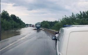 Траси затопило, течія ледь не знесла дітей: західні області накрила потужна злива