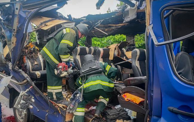 Кількість постраждалих внаслідок удару РФ по автобусу у Сумській області зросла
