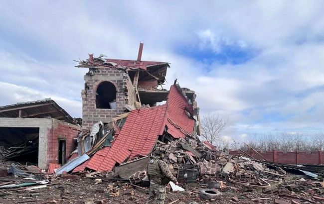 Россияне ударили по трем громадам в Донецкой области: есть погибший и раненый (фото)