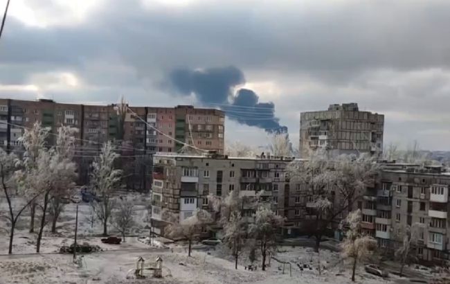 У Донецьку сильна пожежа: у мережі пишуть про "приліт" по базі окупантів