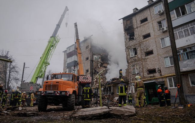 У Сумах оголосили траур за загиблими внаслідок вчорашньої атаки, завали ще розбирають