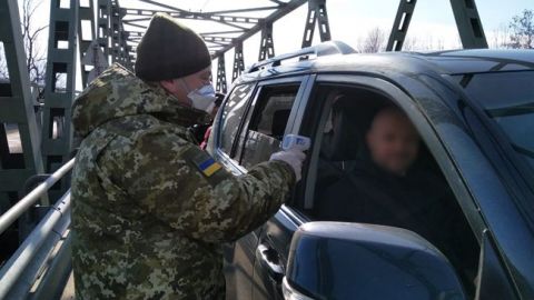 Пограничники обнаружили повышенную температуру у двух иностранцев