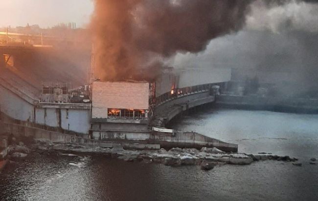 Окупанти вдарили по ДніпроГЕС, спалахнула пожежа: чи є загроза прориву